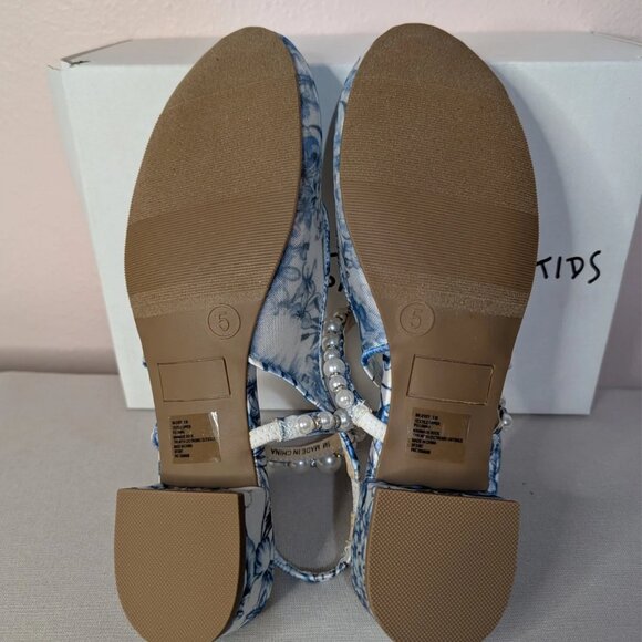NEW Betsey Johnson Kids Floral Pump Size 5 Blue White Toile Pearl Strap Heel - Picture 7 of 9